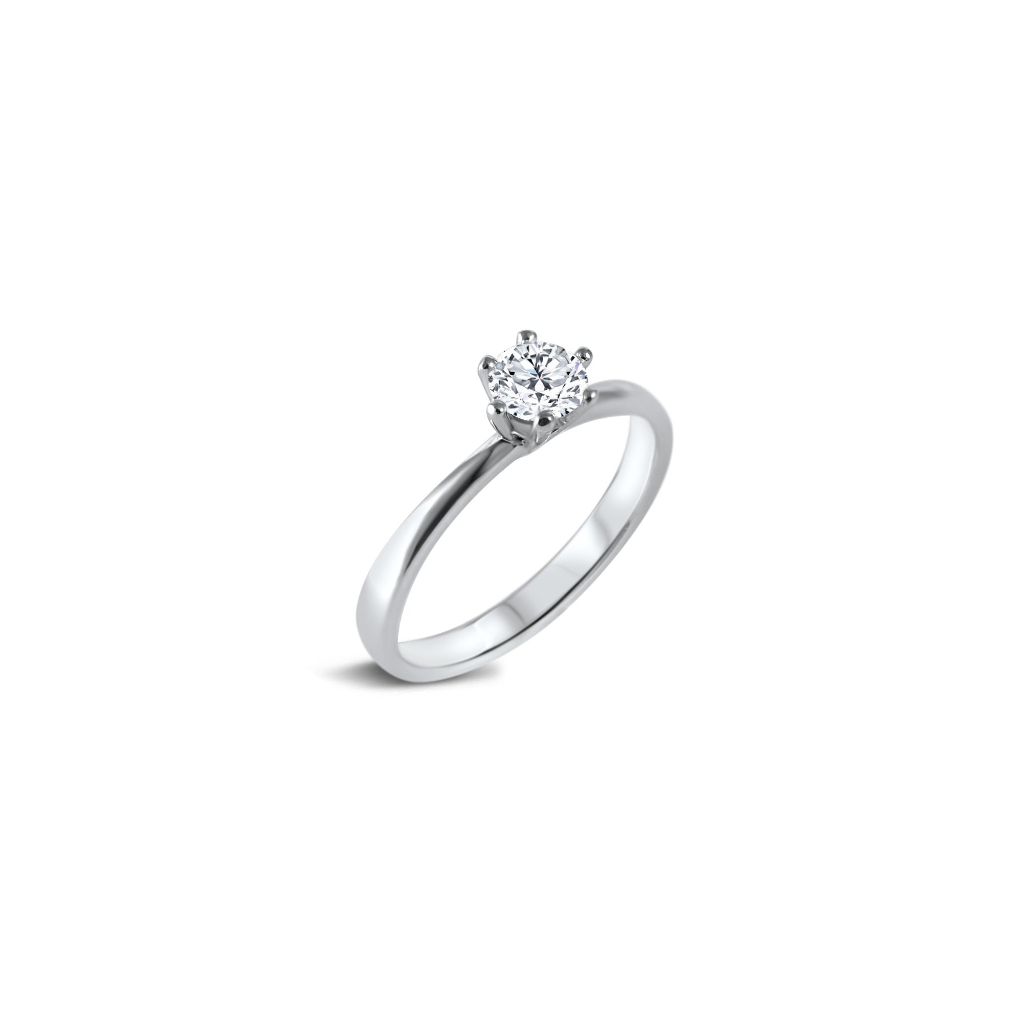 Ce solitaire classique aux lignes épurées est orné d'un simple diamant central taille brillant 0.50-0.52ct.
