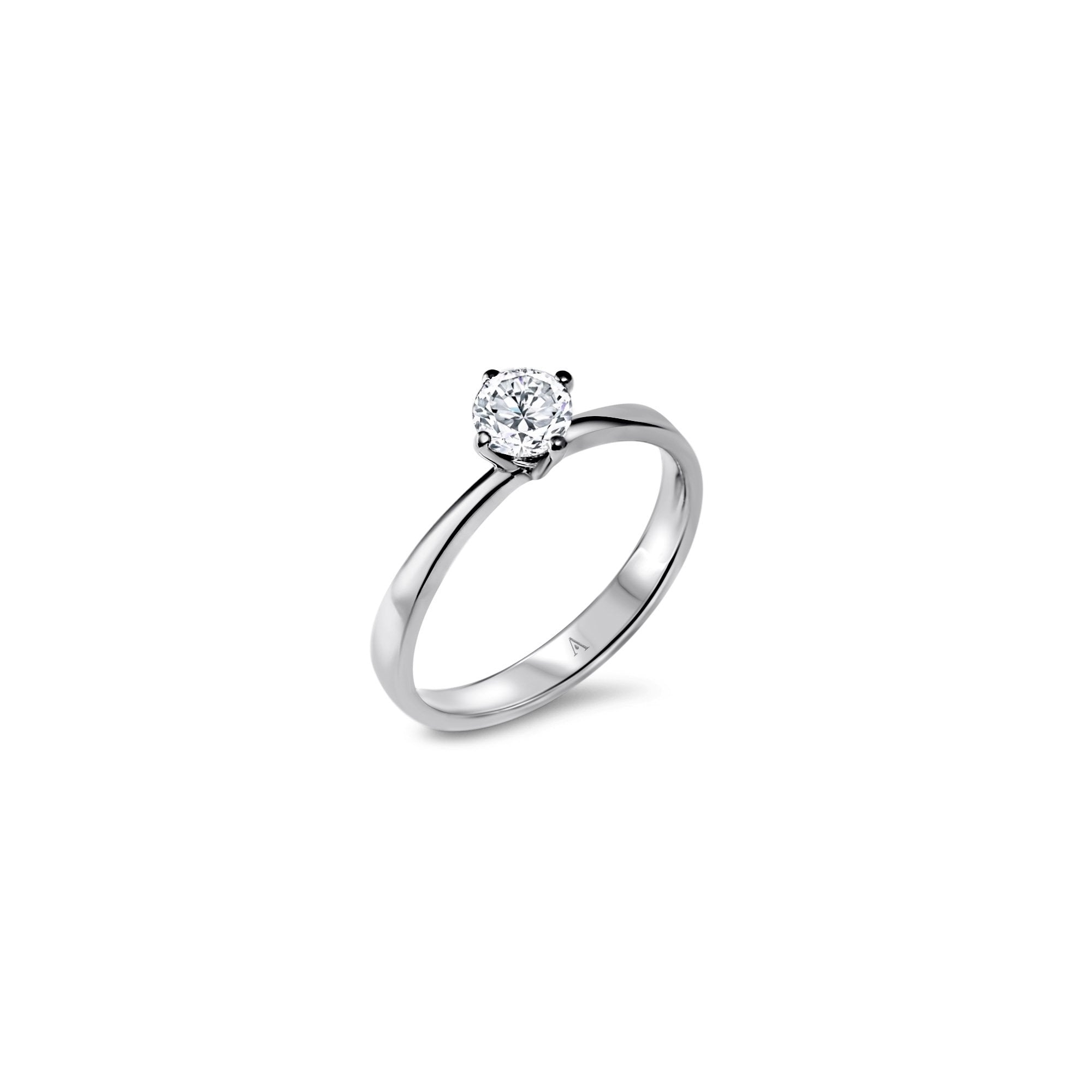 Un délicat diamant taille brillant de 0.50-0.52ct. est monté sur un anneau dont le corps se rétrécit au niveau de la pierre centrale. Le sertissage à 4 griffes de ce solitaire intemporel  soulève la pierre