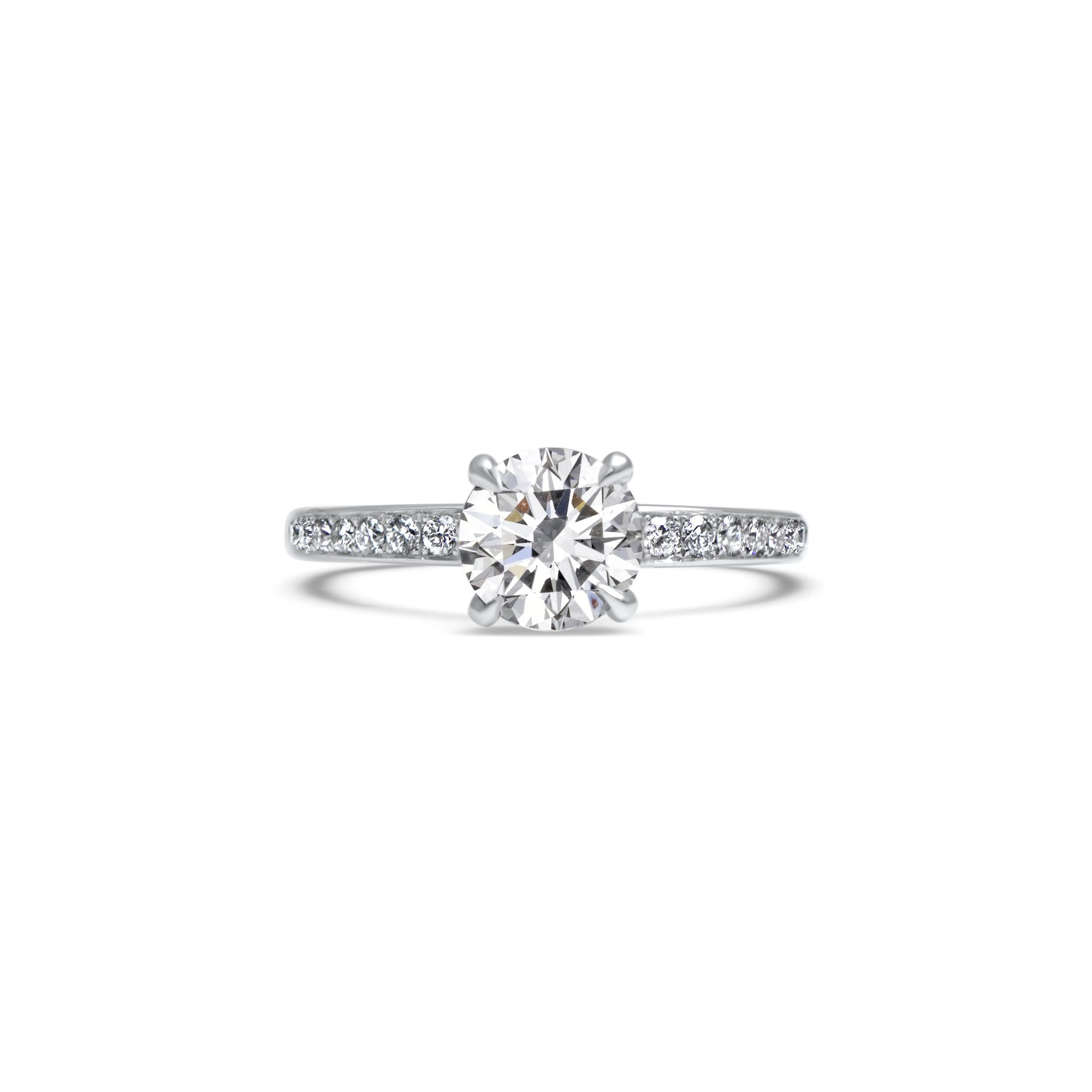 The fancy Little Dove Solitaire classique serti d'un diamant de culture en taille brillant de 1.00ct. qui trône tenu par quatre griffes. Son éclat est magnifié par une fine rangée de diamants autour de toute la bague.