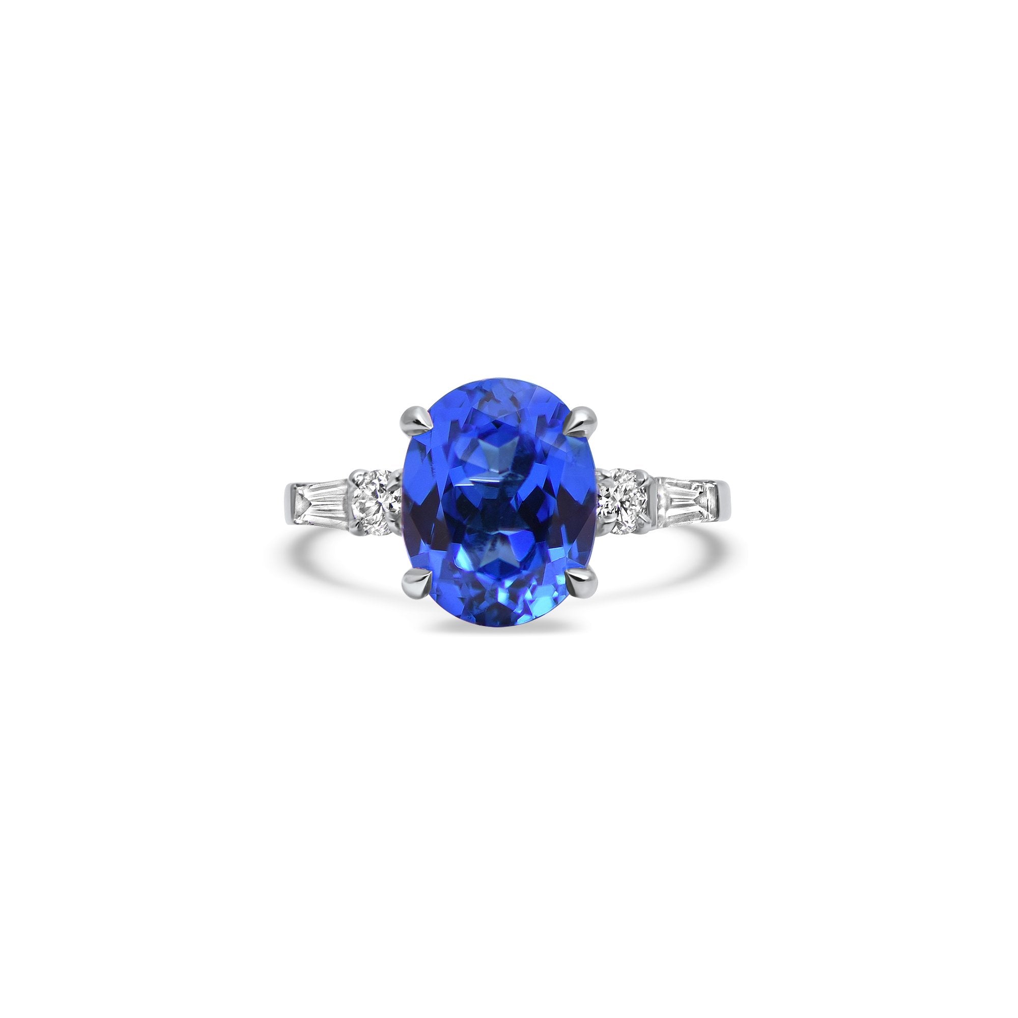 Ce solitaire invite à desceller les profondeurs énigmatiques qui se cachent derrière la façade impénétrable de ce saphir bleu  ovale de 3.5ct. délicatement rehaussé de deux diamants taille trapèze. Cette bague s’épouse parfaitement à nos alliances mémoires.