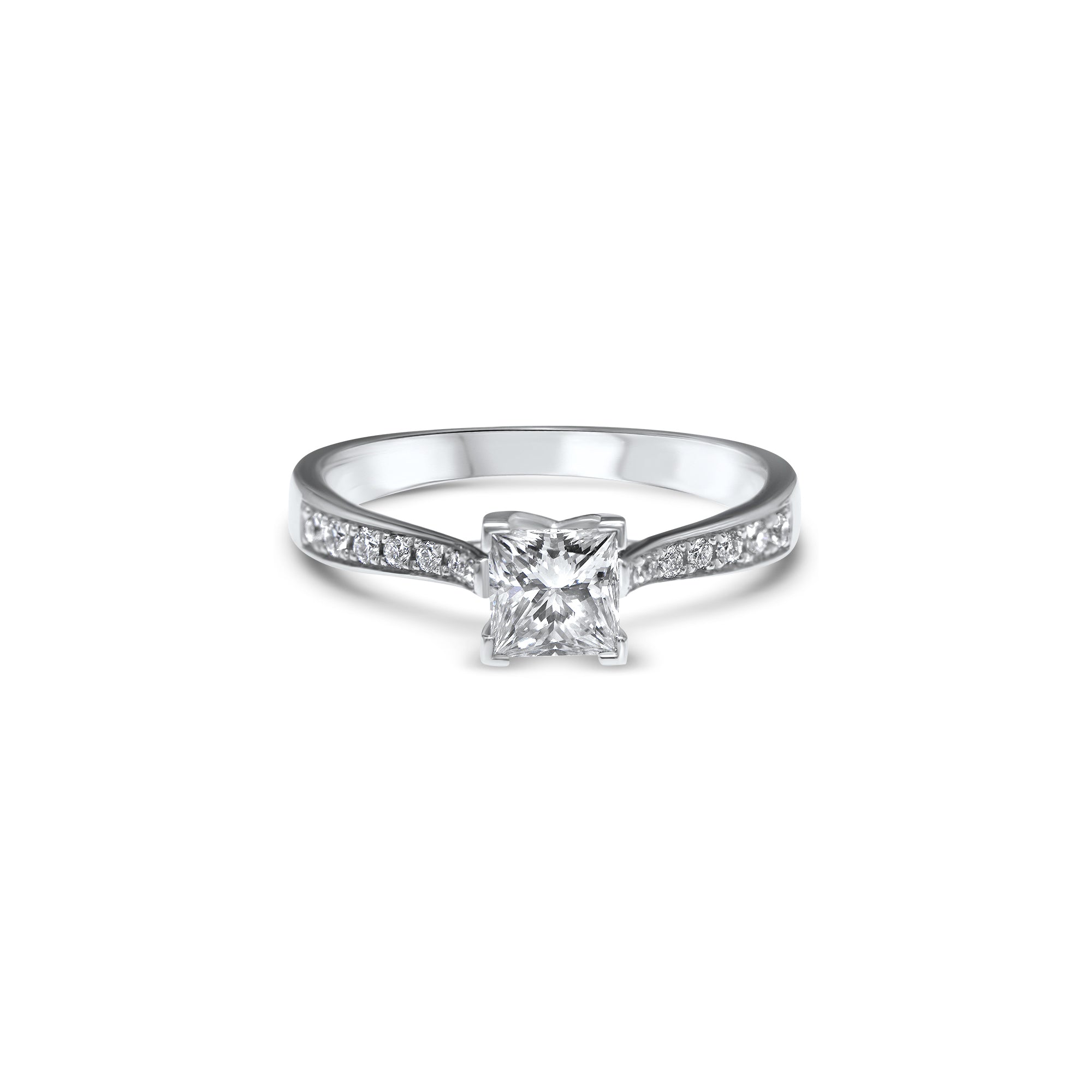 Solitaire Fancies avec un diamant de culture  en taille princesse de 0.65ct. dont l’éclat est sublimé par un sertissage micropavé sur le pourtour de la bague. 
