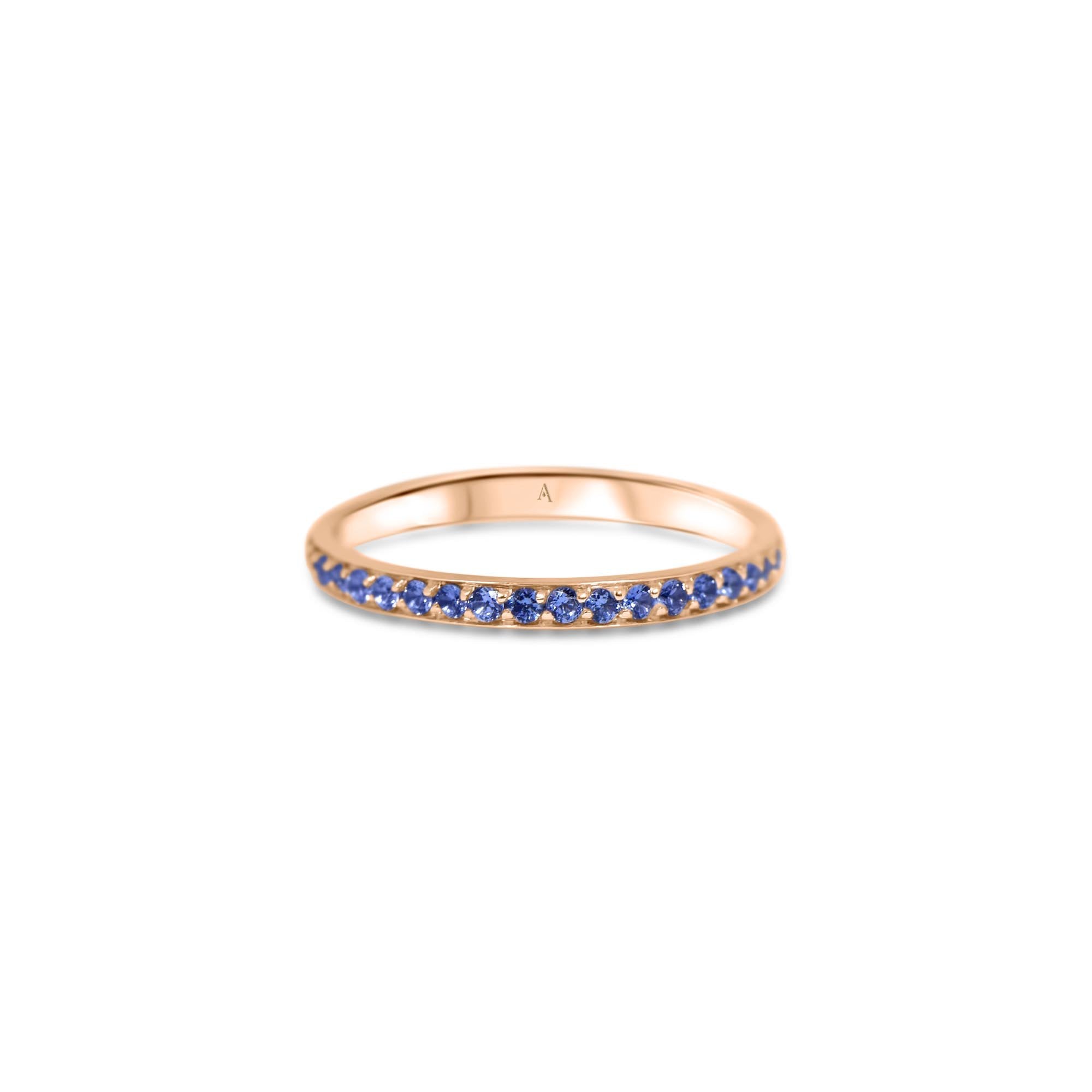 Rainbow Bleu est une bague mémoire sublimée par un sertissage complet d'environ 39 saphirs bleus Linea Verde. 