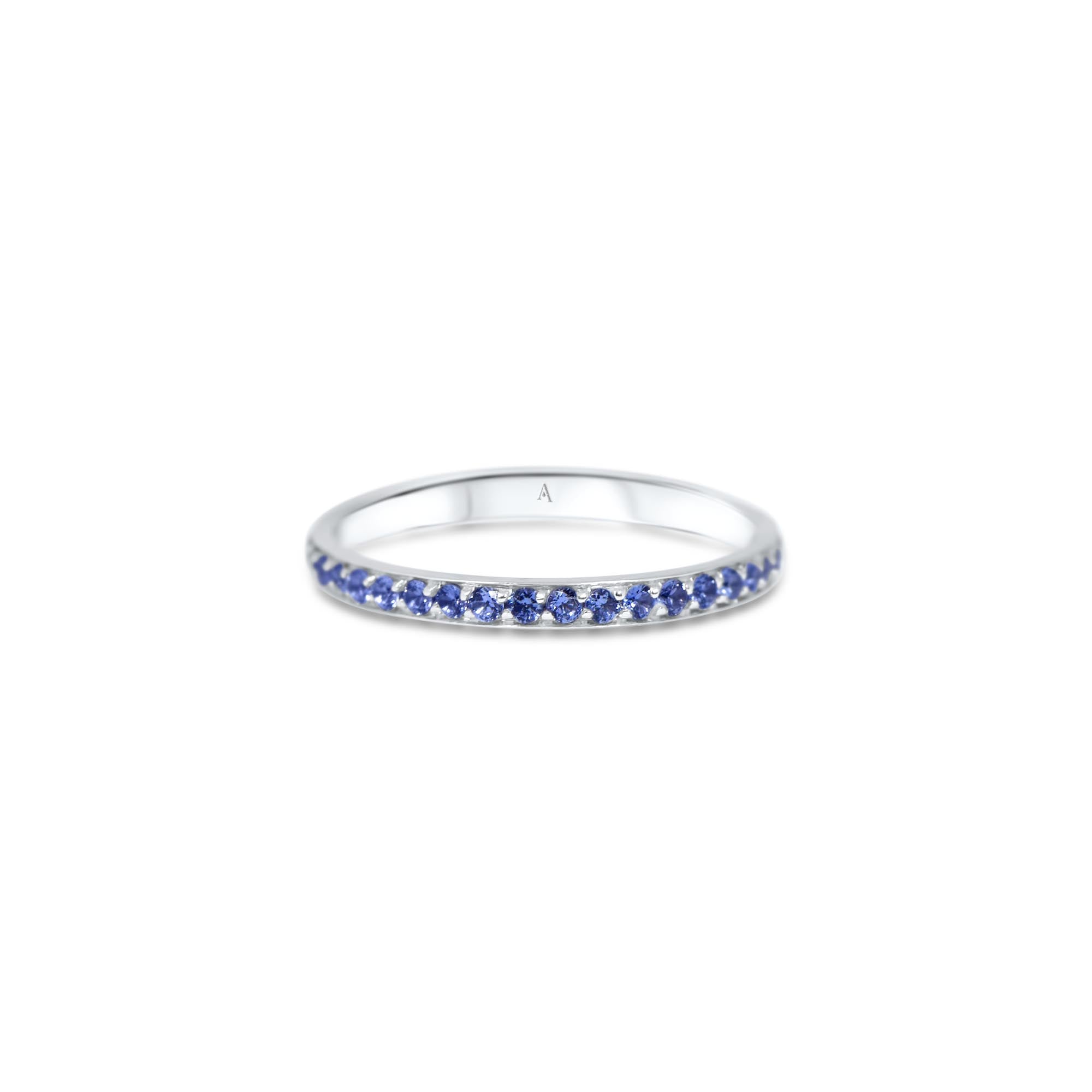 Rainbow Bleu est une bague mémoire sublimée par un sertissage complet d'environ 39 saphirs bleus Linea Verde. 