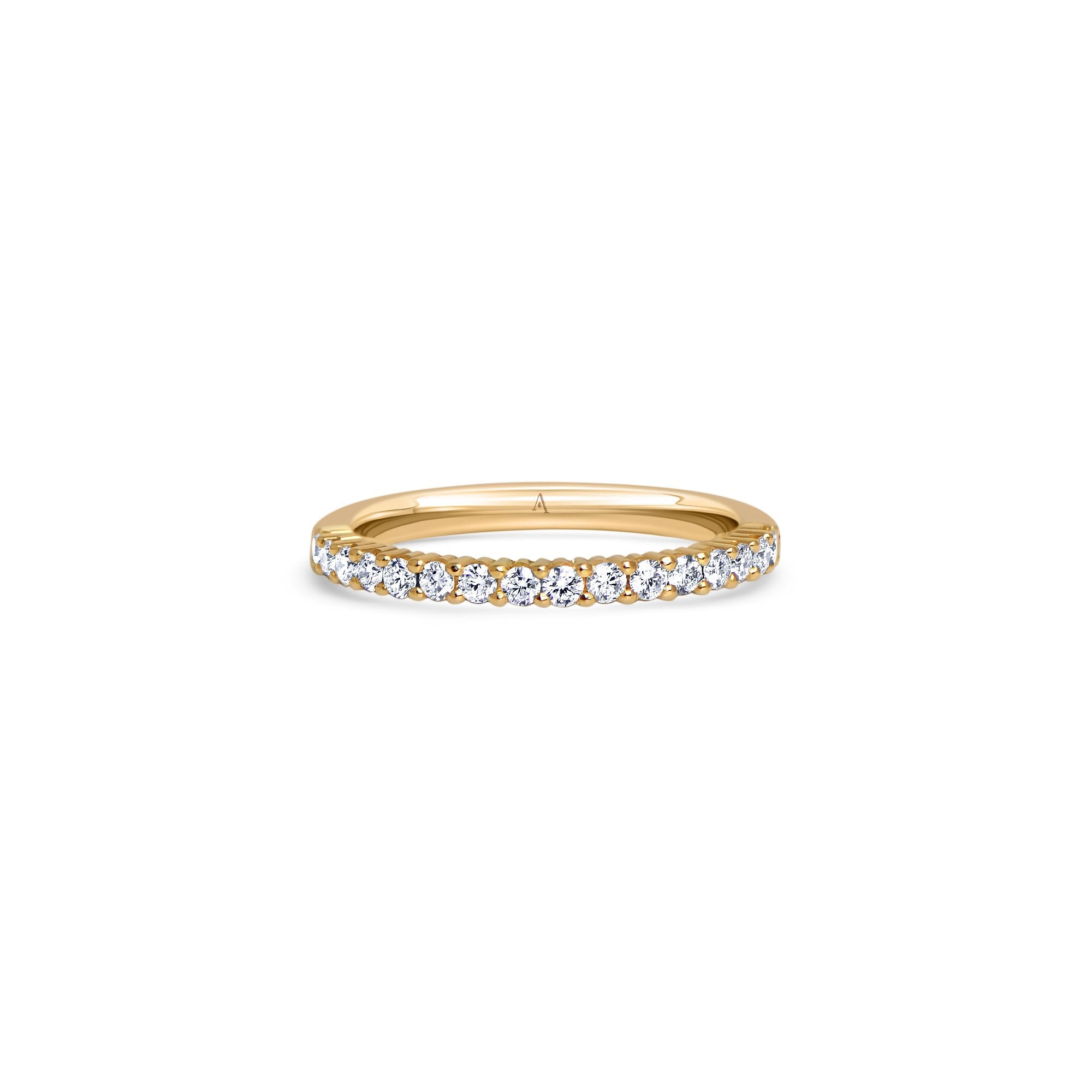 The Infinite Morning Glory est une bague mémoire sublimée par un sertissage complet avec griffes qui soutiennent environ 32 diamants brilliants (TW VS) Linea Verde.  