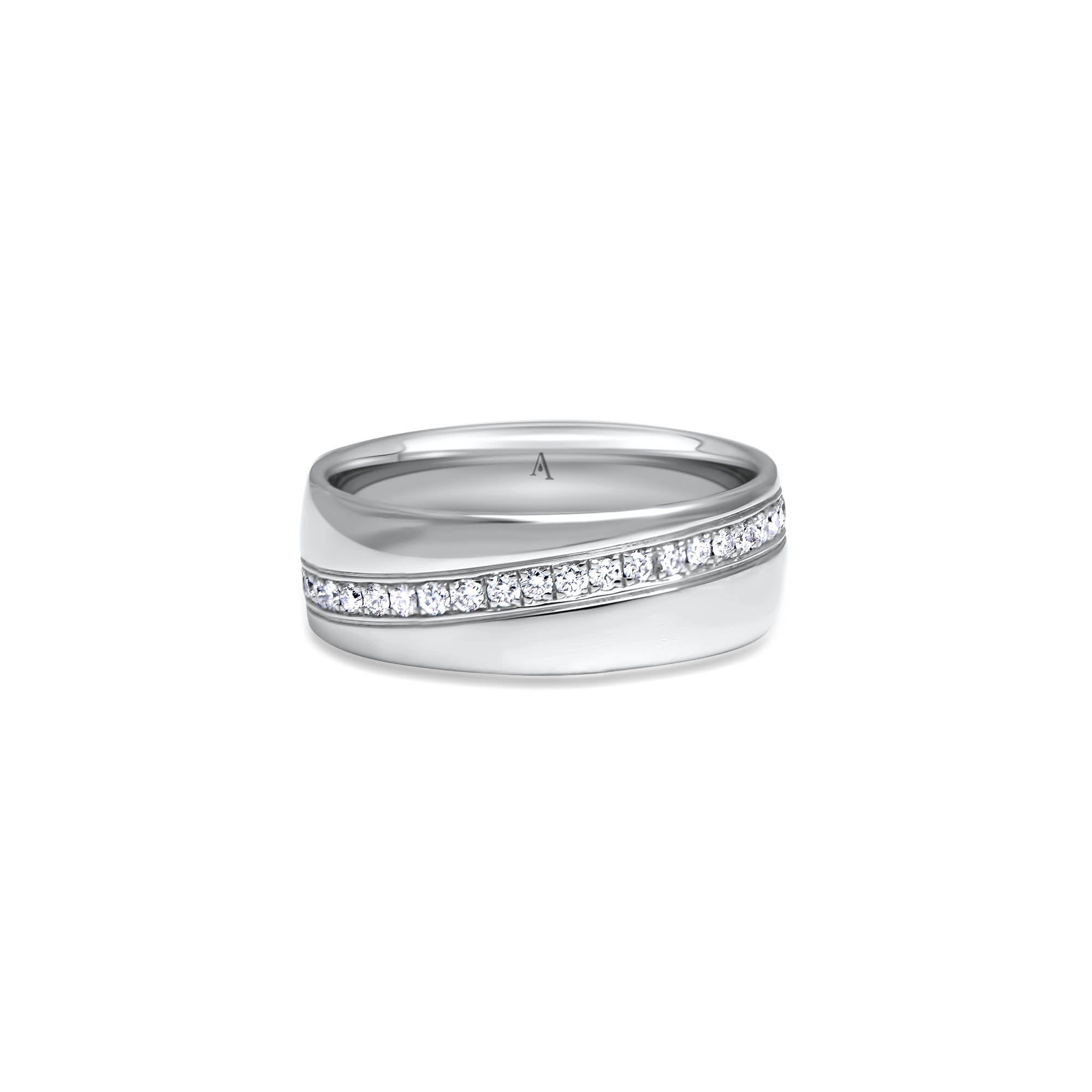 The Infinite Love Timeline est une alliance avec une bande diagonale matte qui separe les bords polis. La bande centrale est sublimée par un sertissage complet de diamants (environ 43 bril TW, VS, 1.1ct) Le profil est demi-bombé.