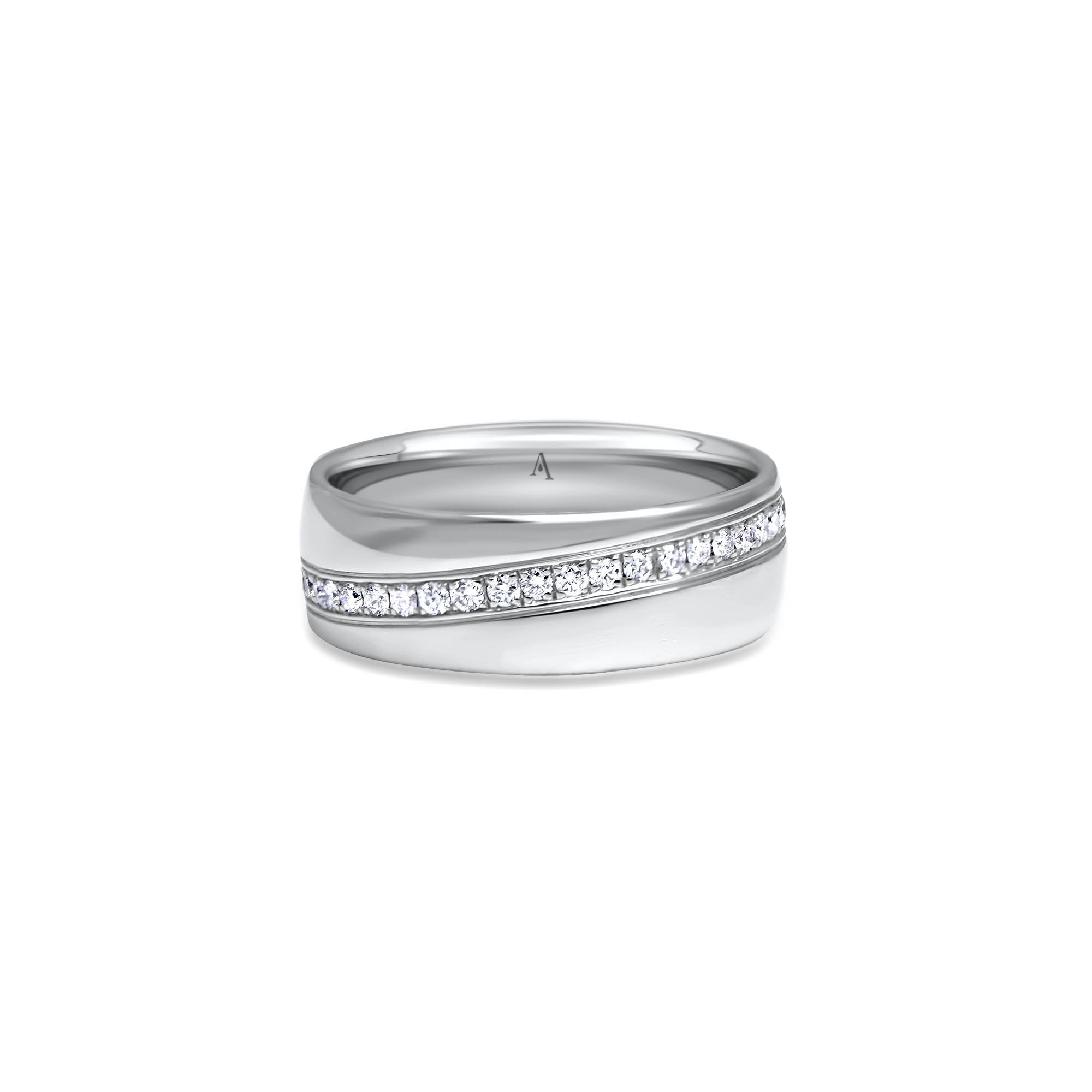 The Infinite Love Timeline est une alliance avec une bande diagonale matte qui separe les bords polis. La bande centrale est sublimée par un sertissage complet de diamants (environ 43 bril TW, VS, 1.1ct) Le profil est demi-bombé.