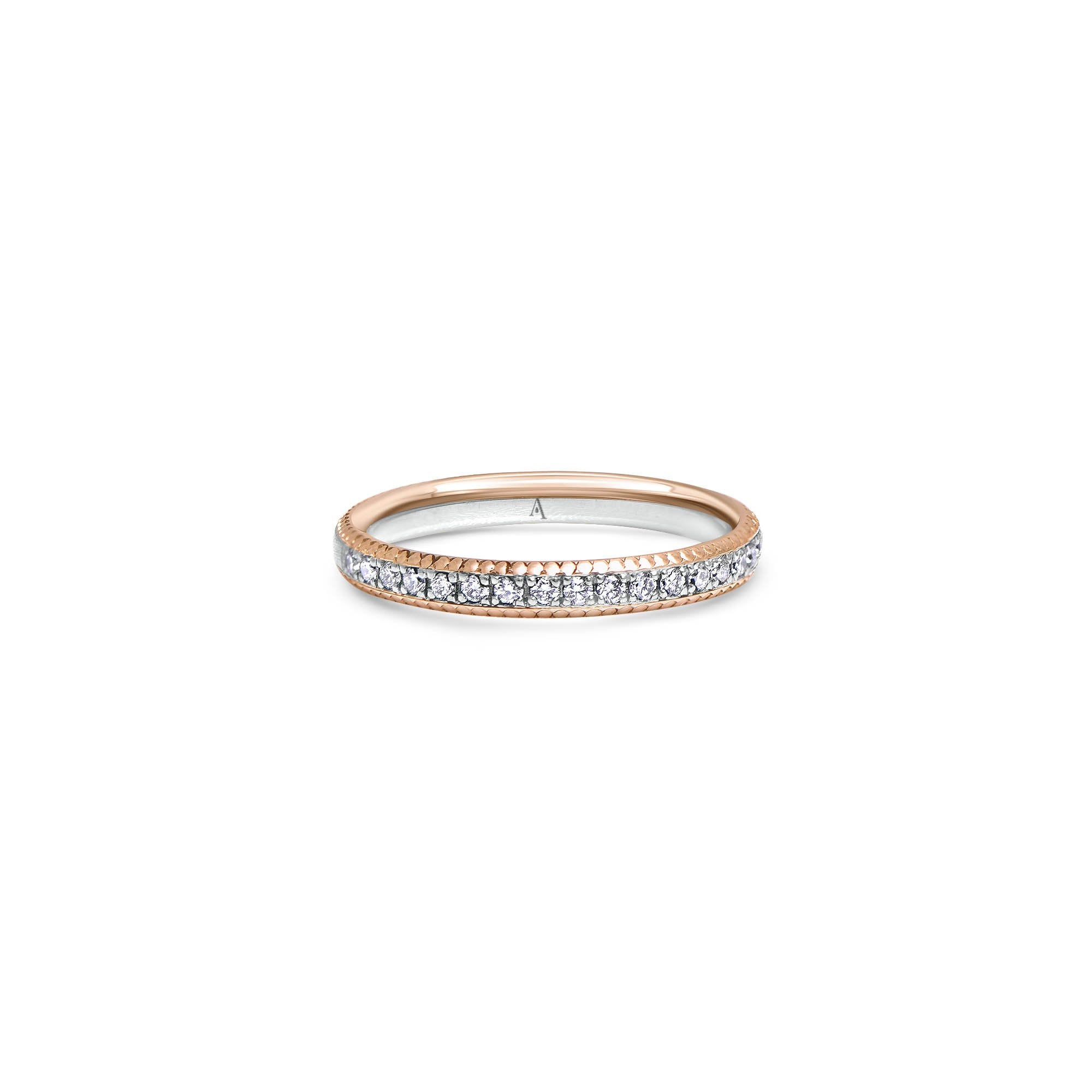 The Bicolor Infinity Thousand Prongs est une alliance bicolore avec une décoration sur les bords que nous appelons "1000 griffes". La partie centrale est sublimée par un demi sertissage de diamants. 