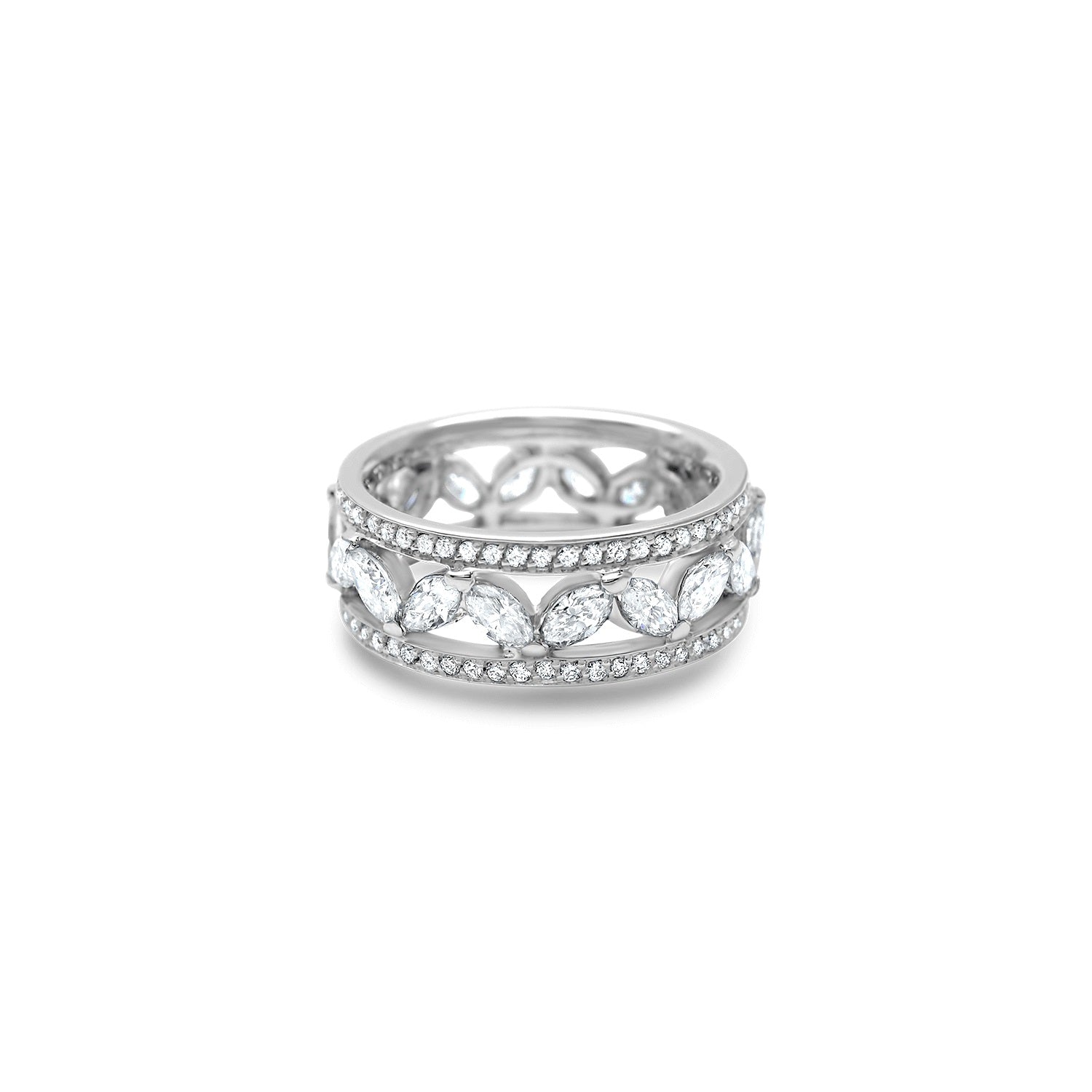 Athena's Wisdom est une bague mémoire composée par deux bandes sublimées par un sertissge complet de diamant, les deux unies par des navettes de diamants qui alternent leur inclinaison