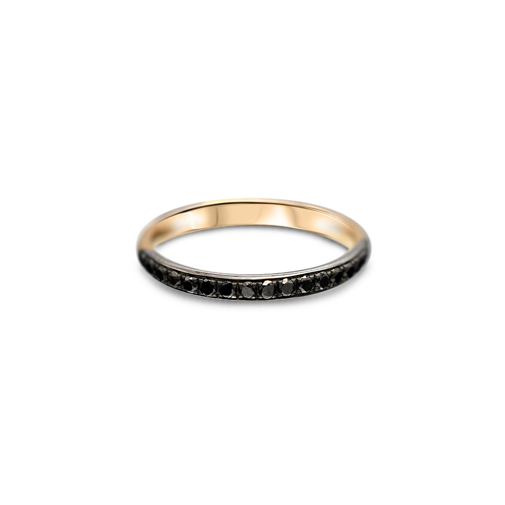 Rainbow Petite est une bague mémoire sublimée par une demi-sertissage de diamants noirs Linea Verde (environ 17 brill, 0.28ct). 