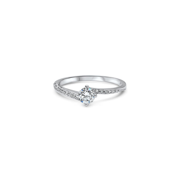 Solitaire Twist orné d'un diamant de culture de 0.35ct serti à 4 griffes. La pierre est enlacée par les branches du corps de la bague avec un léger effet de torsion. Celles-ci sont ornées d’un pavé de diamants.