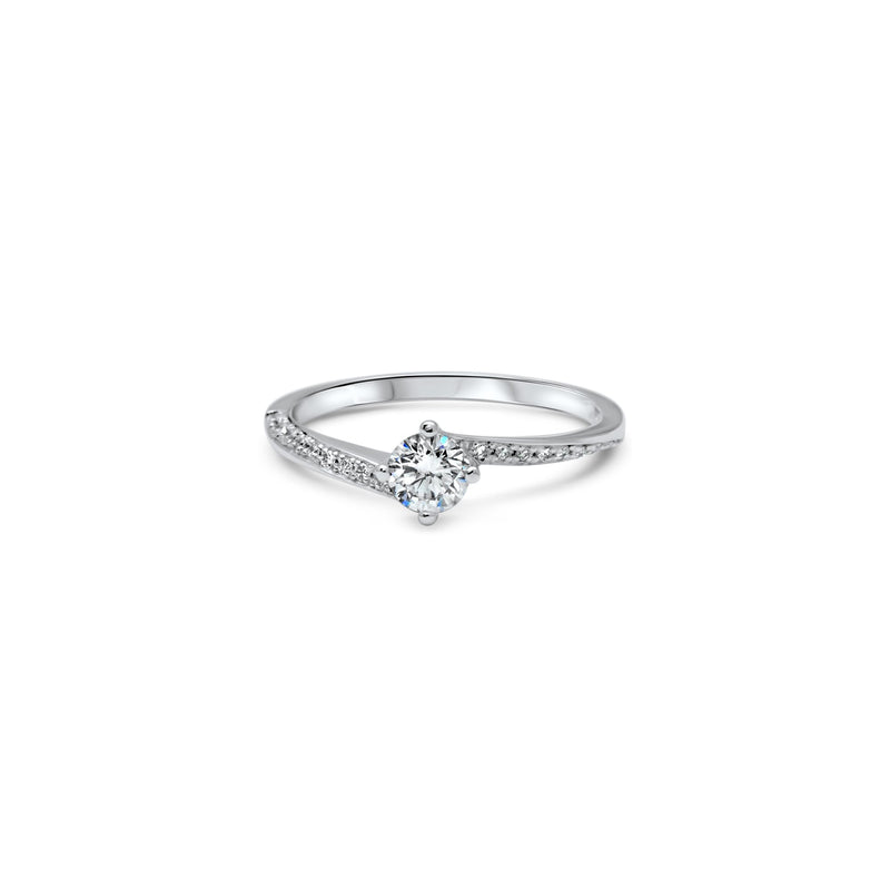 Solitaire Twist orné d'un diamant de culture de 0.35ct serti à 4 griffes. La pierre est enlacée par les branches du corps de la bague avec un léger effet de torsion. Celles-ci sont ornées d’un pavé de diamants.