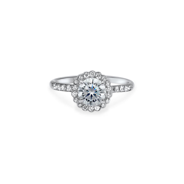 Solitaire avec un diamant de culture de 0.75ct entouré de délicates pétales de diamants de culture et d'un fin sertissage en micropavé sur le pourtout de la bague.